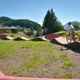 Iische Park Kinder auf dem Bumptrack im "iische Park"