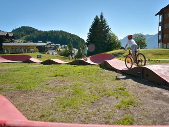 Iische Park Kinder auf dem Bumptrack im "iische Park"