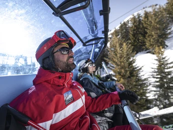 Ski-und Snowboardschule Bettmeralp Skifahren mit einem Skilehrer in der Aletsch Arena
