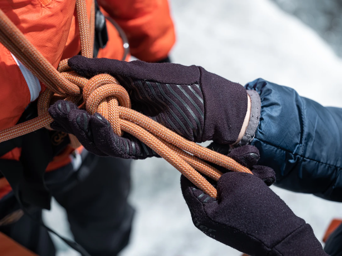 Vorbereitung für eine Gletschertour auf dem Grossen Aletschgletscher Vorbereitung für eine Gletschertour auf dem Grossen Aletschgletscher