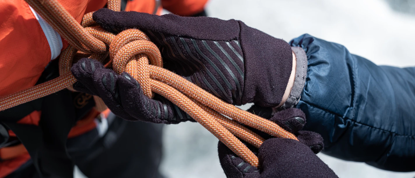 Vorbereitung für eine Gletschertour auf dem Grossen Aletschgletscher Vorbereitung für eine Gletschertour auf dem Grossen Aletschgletscher