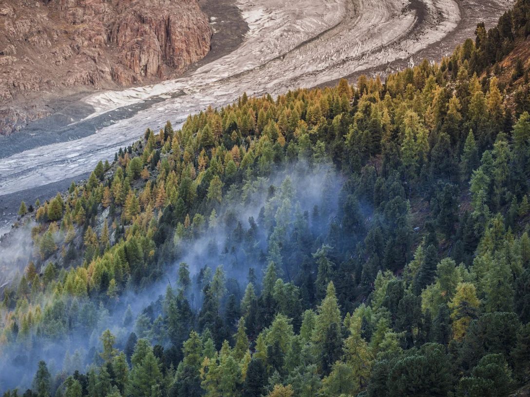 Grosser Aletschgletscher im Herbst mit Nebel Grosser Aletschgletscher im Herbst mit Nebel