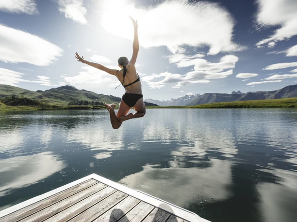 Maedchen springt in den Bettmersee Maedchen springt in den Bettmersee