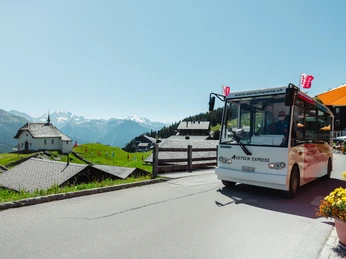 Familien am Wandern auf der Bettmeralp in der Aletsch Arena