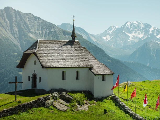 Familien am Wandern auf der Bettmeralp in der Aletsch Arena