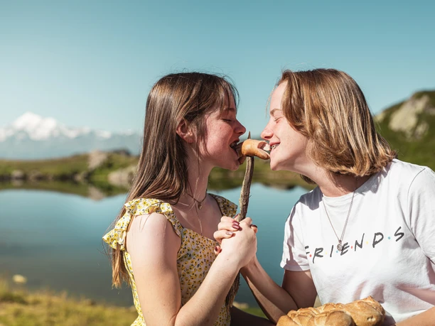 Familien am Wandern auf der Bettmeralp in der Aletsch Arena