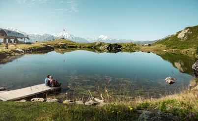 Familien am Wandern auf der Bettmeralp in der Aletsch Arena