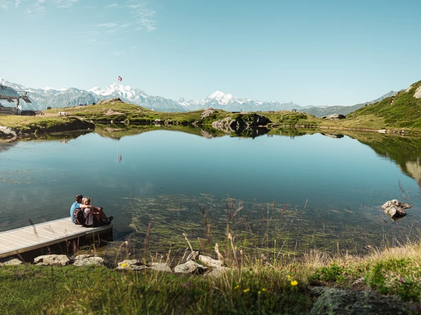 Familien am Wandern auf der Bettmeralp in der Aletsch Arena
