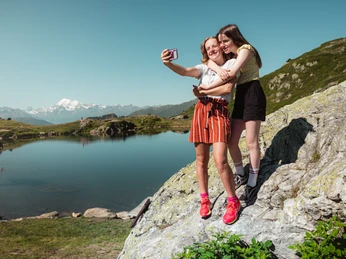 Familien am Wandern auf der Bettmeralp in der Aletsch Arena