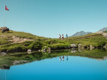 Familien am Wandern auf der Bettmeralp in der Aletsch Arena