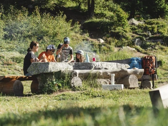 Familie am braeteln bei der Feuerstelle Bettmersee Familie am braeteln bei der Feuerstelle Bettmersee