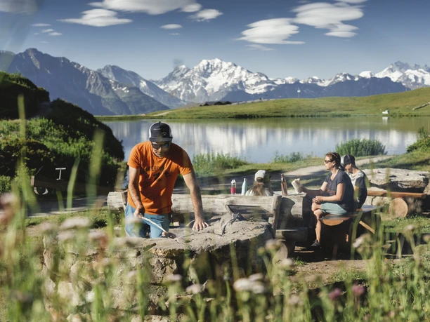 Familie am braeteln bei der Feuerstelle Bettmersee Familie am braeteln bei der Feuerstelle Bettmersee