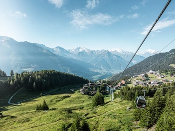Familien am Wandern auf der Bettmeralp in der Aletsch Arena