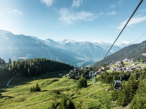Familien am Wandern auf der Bettmeralp in der Aletsch Arena