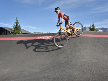 Jugendliche im Bump Park im Raiffeisen Bike Park Aletsch Bettmeralp Jugendliche im Bump Park im Raiffeisen Bike Park Aletsch Bettmeralp