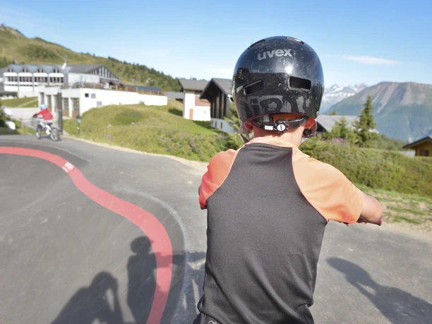 Jugendliche im Bump Park im Raiffeisen Bike Park Aletsch Bettmeralp