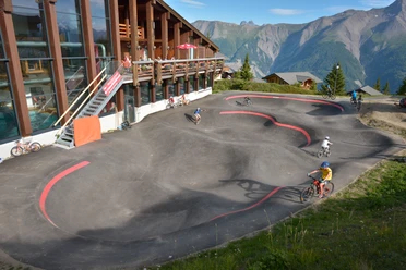 Jugendliche im Bump Park im Raiffeisen Bike Park Aletsch Bettmeralp Jugendliche im Bump Park im Raiffeisen Bike Park Aletsch Bettmeralp