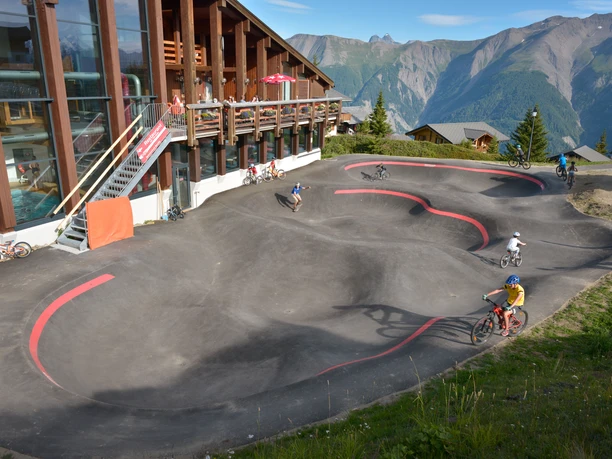 Jugendliche im Bump Park im Raiffeisen Bike Park Aletsch Bettmeralp Jugendliche im Bump Park im Raiffeisen Bike Park Aletsch Bettmeralp