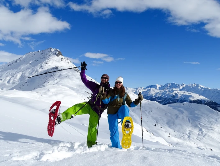 Paar am Schneeschuhlaufen auf der Moosfluh Paar am Schneeschuhlaufen auf der Moosfluh