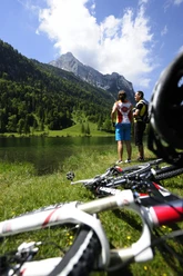 Mountainbiker pausieren am Ferchensee