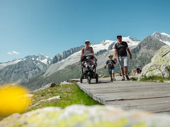 Familien am Wandern auf der Bettmeralp in der Aletsch Arena