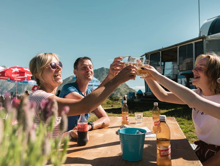 Familien am Wandern auf der Bettmeralp in der Aletsch Arena Familien am Wandern auf der Bettmeralp in der Aletsch Arena