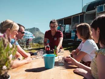 Familien am Wandern auf der Bettmeralp in der Aletsch Arena Familien am Wandern auf der Bettmeralp in der Aletsch Arena