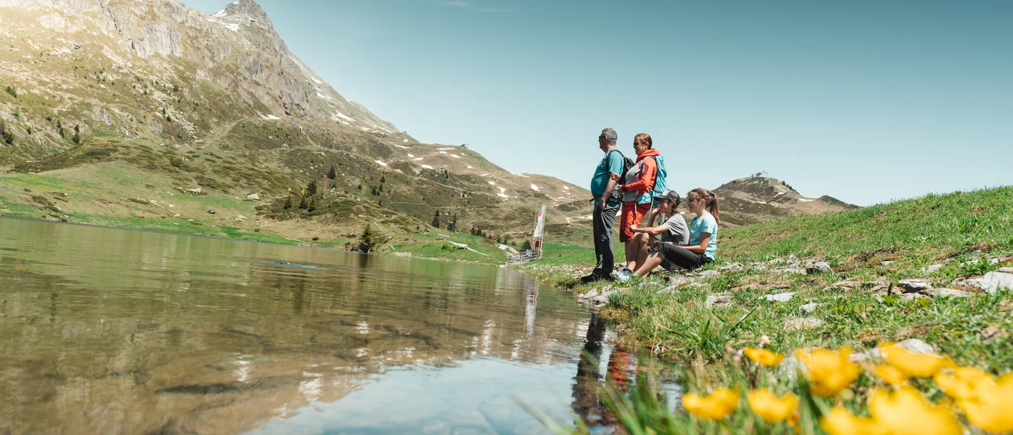 Familienwanderung am Bettmersee in der Aletsch Arena