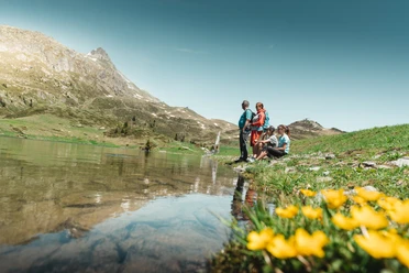 Familienwanderung am Bettmersee in der Aletsch Arena Familienwanderung am Bettmersee in der Aletsch Arena