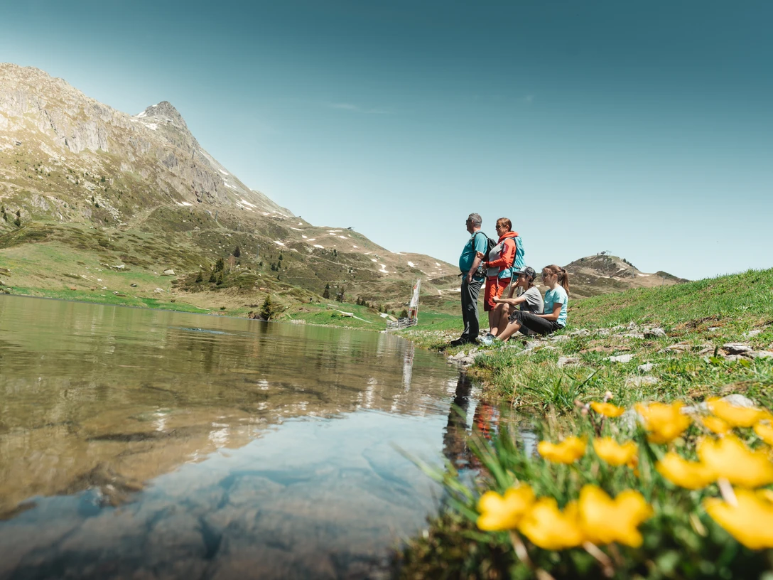 Familienwanderung am Bettmersee in der Aletsch Arena Familienwanderung am Bettmersee in der Aletsch Arena