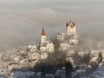 schloss-thun-winter-schnee-nebel-schlossberg.jpg
