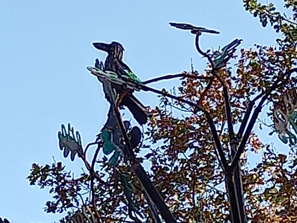 Lieblingsort Godensholt-Eiche mit Rabe Es ist eine grosse Stahlfigur in Form einer Eiche mit einem Raben aus Stahl zu sehen