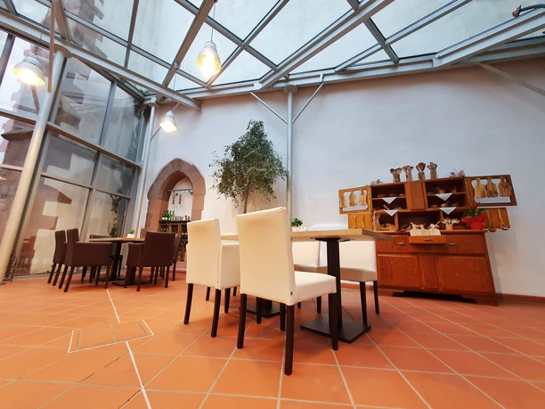 Café in der kleinen Gasse_Tische cafe-in-der-kleinen-gasse-tische