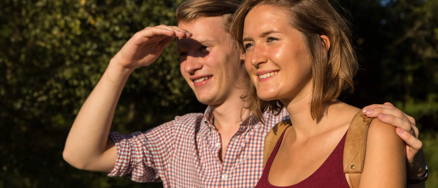 Uitzicht, wandelaars in het natuurpark Münden