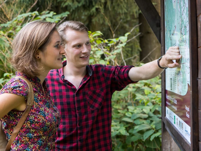 Paar beim Wandern im Naturpark Münden Paar beim Wandern im Naturpark MündenCouple hiking in the Münden Nature ParkPar på vandretur i Münden NaturparkWandelen met z'n tweeën in natuurpark Münden