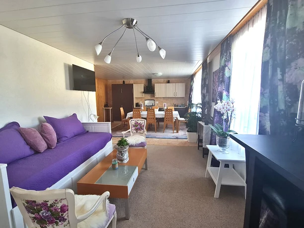Wohnzimmer mit Sofa