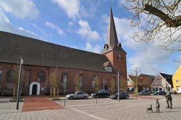 St. Severi Kirche Otterndorf Imposante rote Backsteinkirche St. Severi in Otterndorf mit hohem Turm.