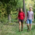 Paar beim Wandern im Naturpark Münden