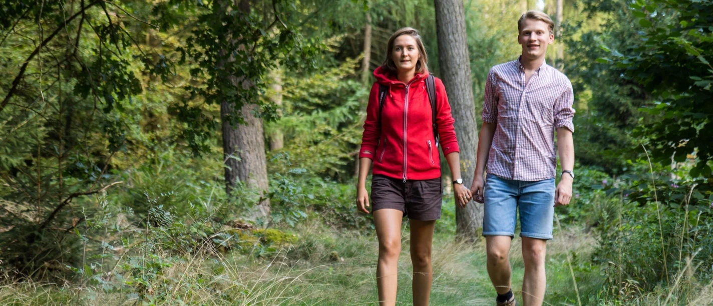 Paar beim Wandern im Naturpark Münden