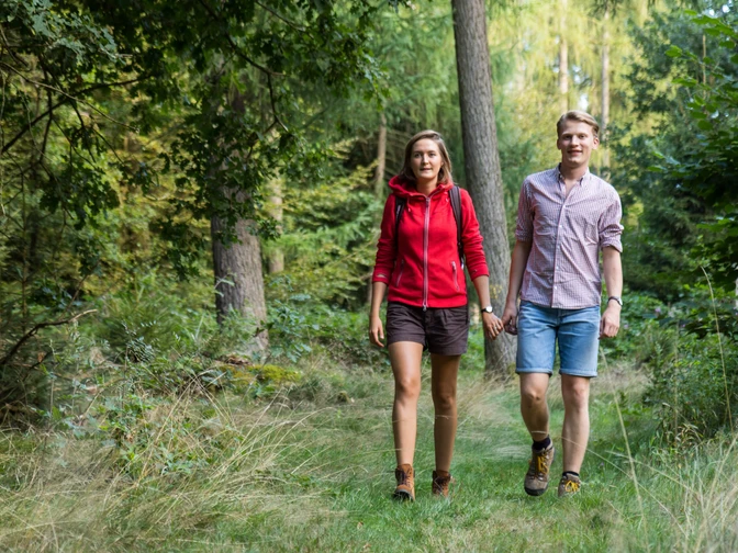 Paar beim Wandern im Naturpark Münden