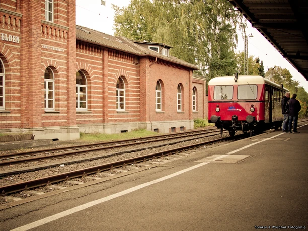 Bahnhof Salzderhelden Die rote Ilmebahn fährt auf einem Gleis im Bahnhof Salzderhelden ein.