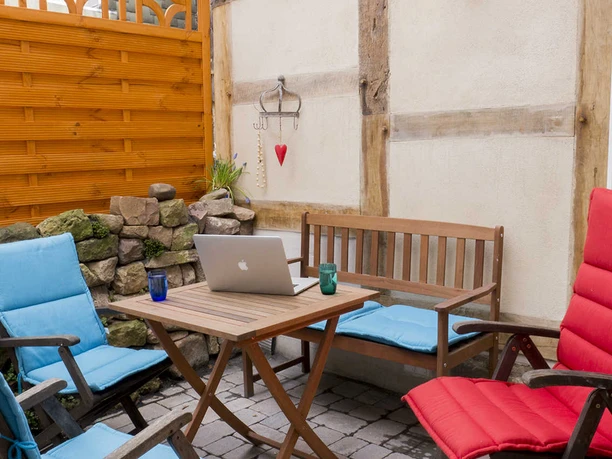 Radbrunnenhaus_Terasse Radbrunnenhaus, Terrasse mit Sitzgelegenheit