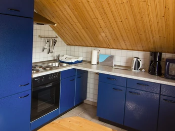 fewo_kaup_kueche1.JPG Küchenzeile unter Dachschräge