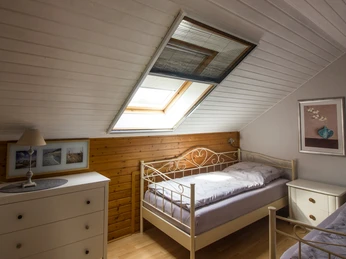fewo_kaup_schlafen.JPG Schlafzimmer mit zwei einzelnen Metalbetten