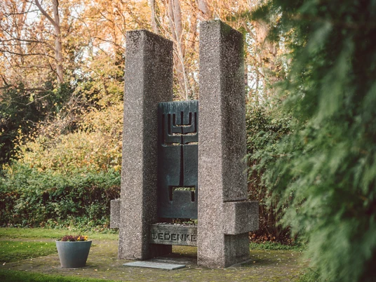 Gedenkstein der Synagoge_mit Bäumen gedenkstein-der-synagoge-mit-bäumen