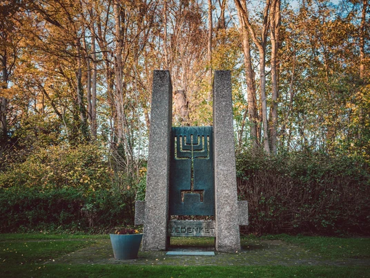 Gedenkstein der Synagoge_mit Blumentopf gedenkstein-der-synagoge-mit-blumentopf