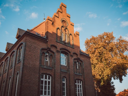 st-spiritus-außen-mit-blauem-himmel