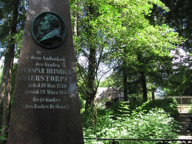 Mausoleum und Obelisk auf dem Rosenberg Das Andenken des Grafen Casper Heinrich von Sierstorpff.