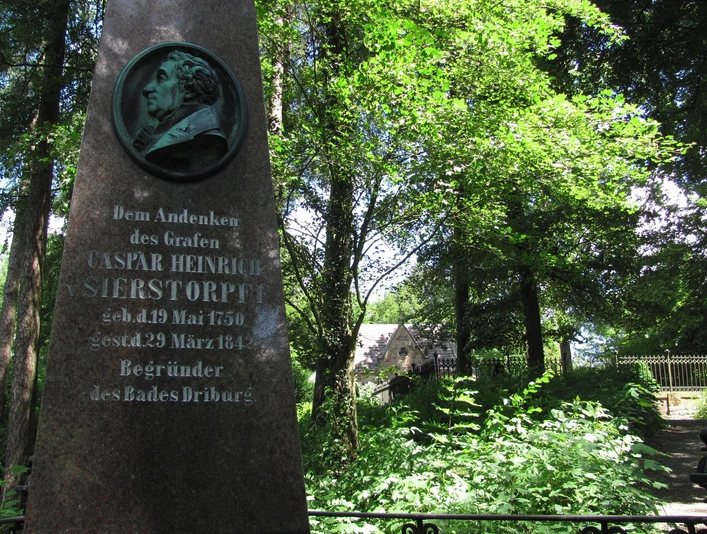 Mausoleum und Obelisk auf dem Rosenberg Das Andenken des Grafen Casper Heinrich von Sierstorpff.