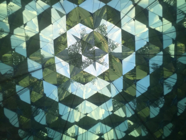 Durch das Sphäriskop wird die Umgebung in faszinierende geometrische Muster verwandelt.